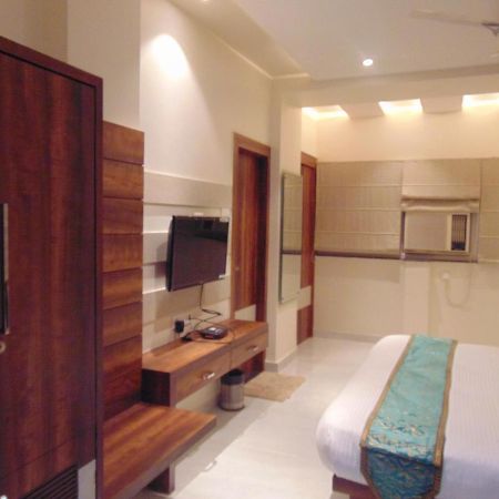 ורנאסי Hotel Saffron מראה חיצוני תמונה