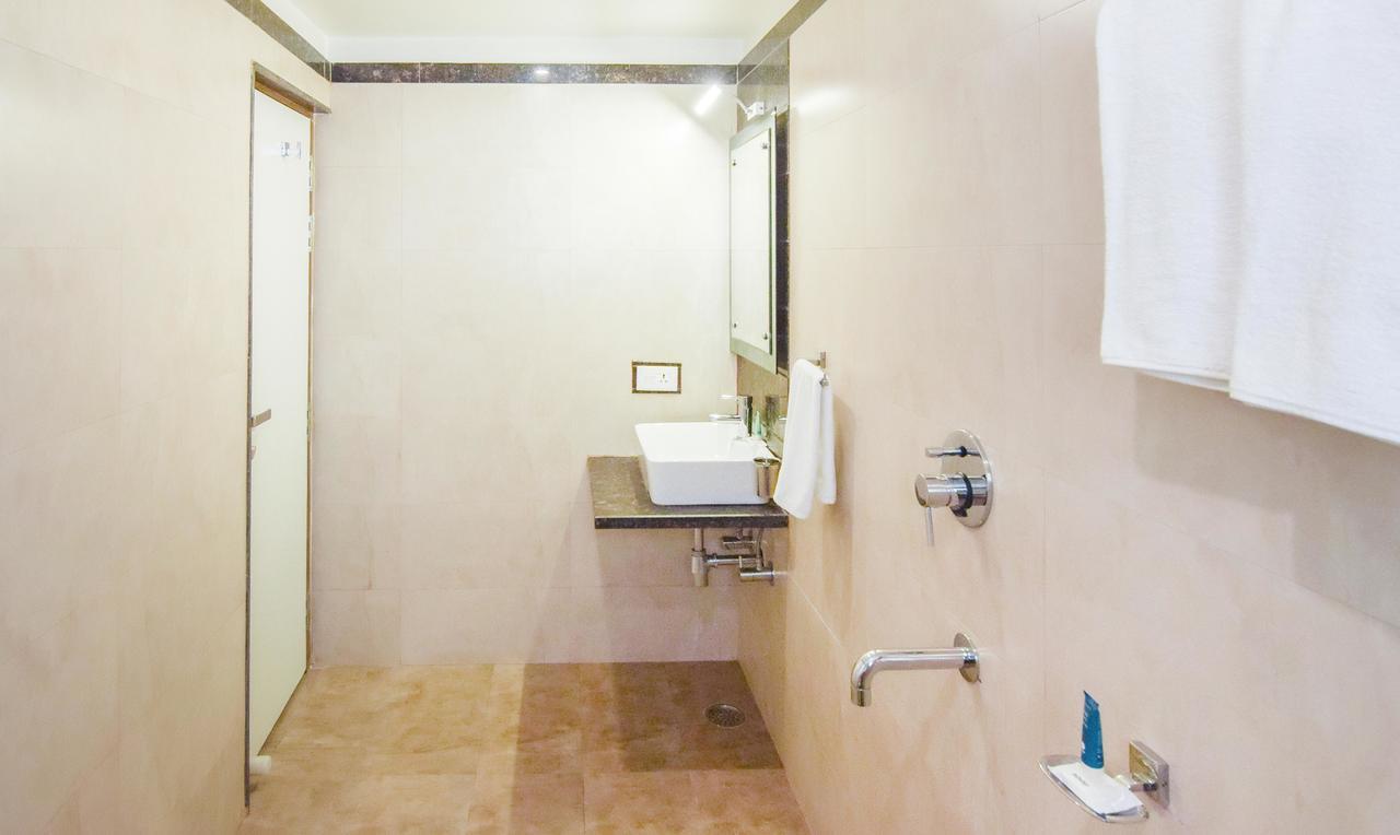 ורנאסי Hotel Saffron מראה חיצוני תמונה