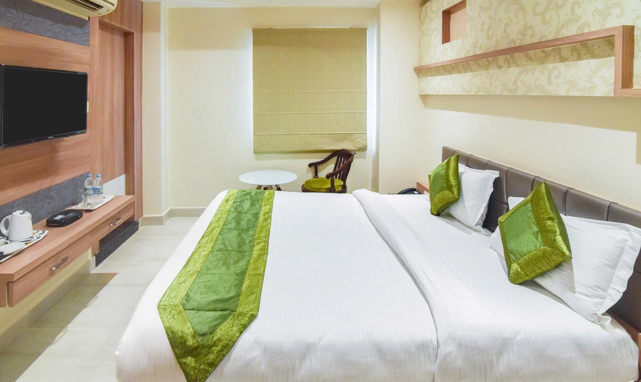 ורנאסי Hotel Saffron מראה חיצוני תמונה