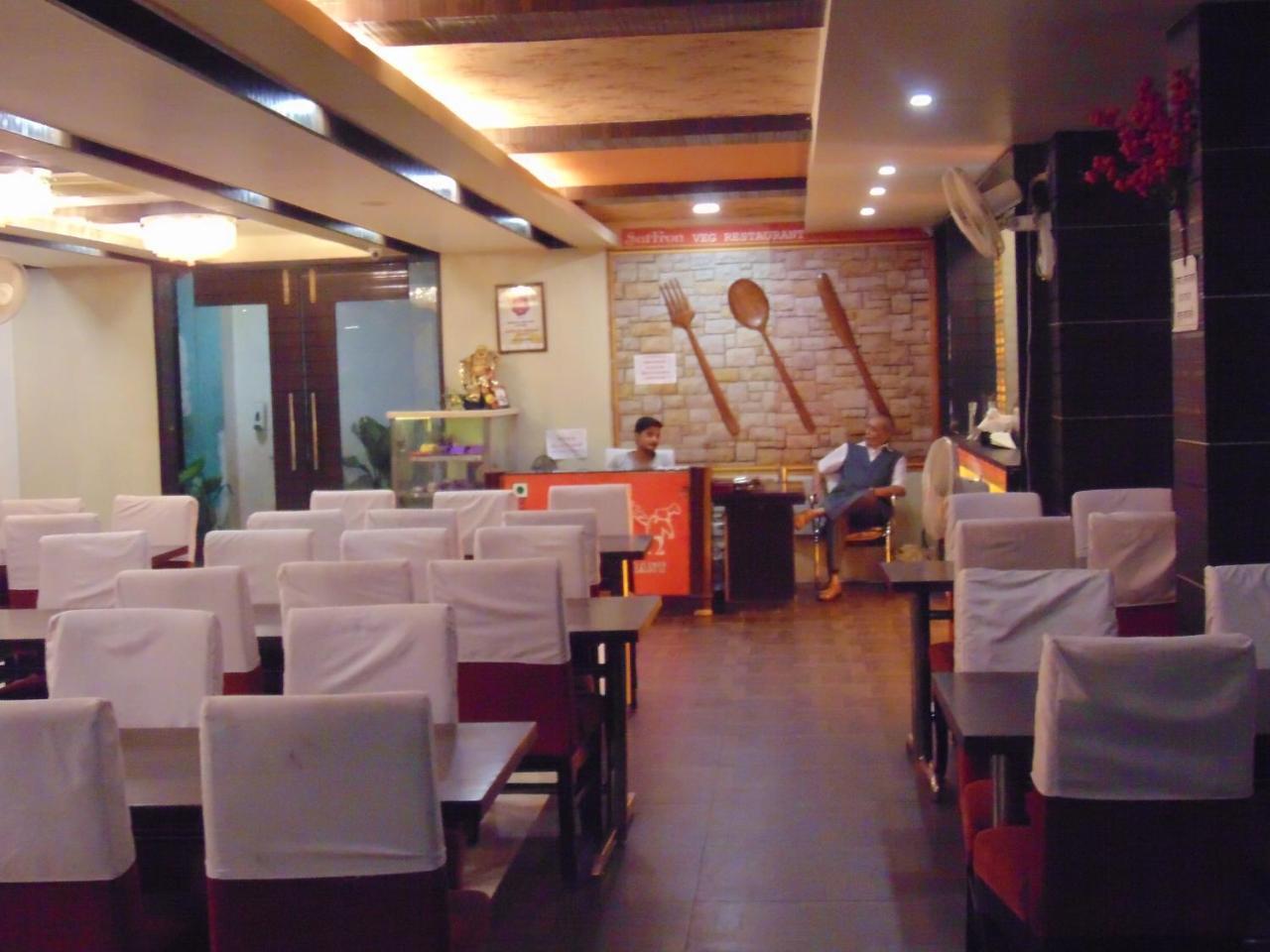 ורנאסי Hotel Saffron מראה חיצוני תמונה