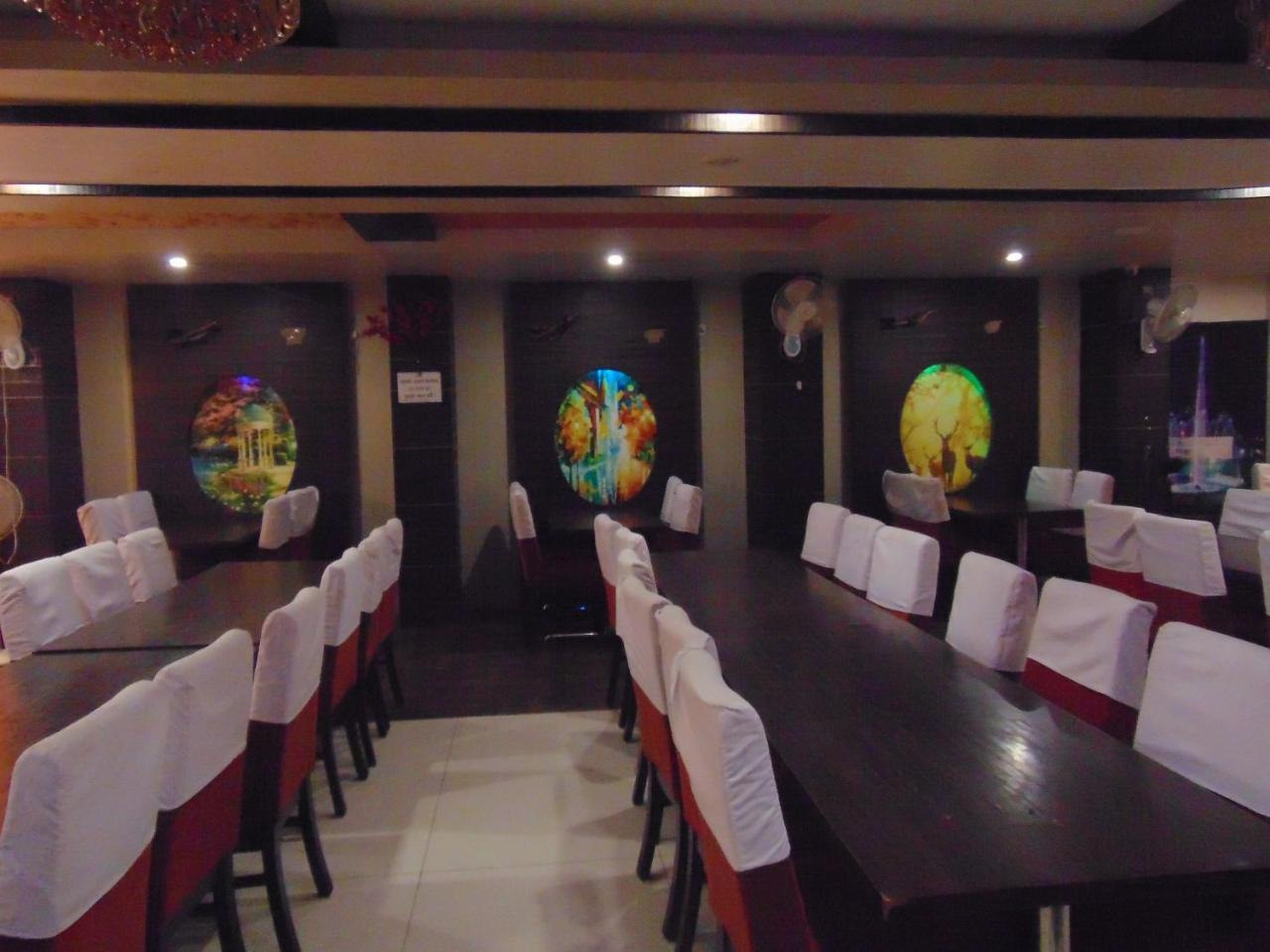 ורנאסי Hotel Saffron מראה חיצוני תמונה
