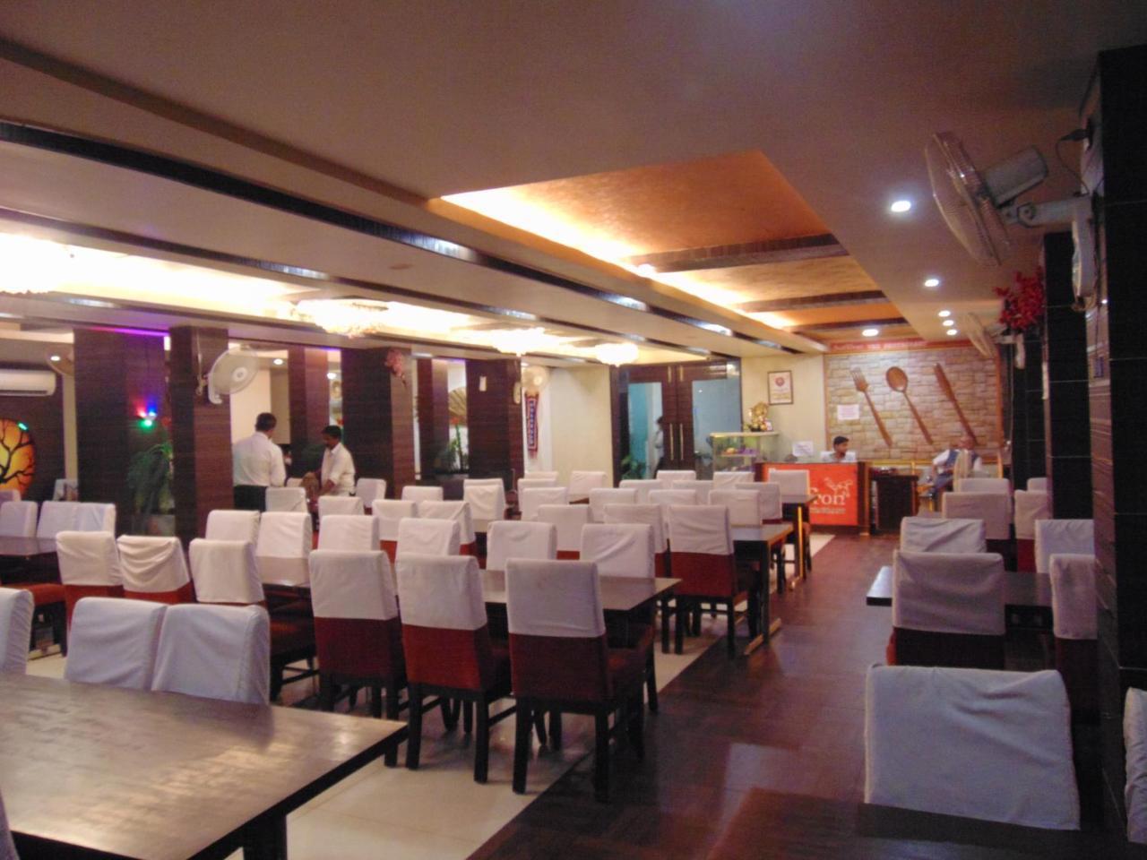 ורנאסי Hotel Saffron מראה חיצוני תמונה
